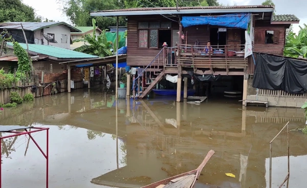 “ชัยนาท” น้ำท่วมขัง เริ่มส่งกลิ่น กระทบชาวบ้าน “เขื่อนเจ้าพระยา” ตรึงการระบายน้ำ
