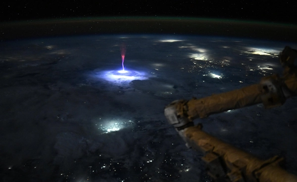 นักบินอวกาศนิโคล เอเยอร์ส บันทึกภาพสไปรต์สีแดงเหนืออเมริกาเหนือ