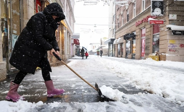 หิมะผิดฤดูที่บอลข่าน อุณหภูมิลดต่ำหลายประเทศ บางเมืองจมหิมะหนา 12 ซม.