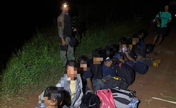 พล.ร.11 – กกล.บูรพา โดย ฉก.ตาพระยา สกัดจับแรงงานกัมพูชา 10 ราย ลักลอบข้ามแดน จ.สระแก้ว