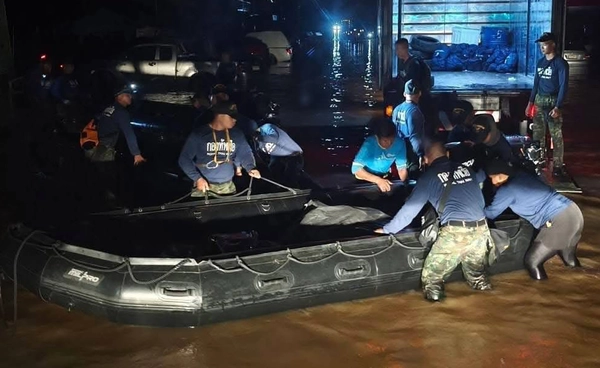 กองทัพเรือส่งหน่วยซีล - นาวิกฯ ลงพื้นที่สงขลา ช่วยผู้ประสบภัยน้ำท่วม24 ชั่วโมง