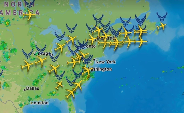 Flightradar24 พบฝูงเครื่องบินเติมเชื้อเพลิงกลางอากาศสหรัฐฯ  จำนวนหลายสิบลำมุ่งหน้าข้ามแอตแลนติก