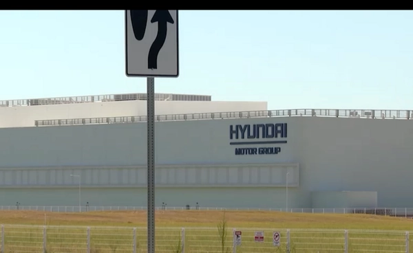 ตำรวจ ICE สหรัฐฯ​ บุกโรงงานรถฮุนได จับตัวแรงงานเกาหลีใต้นับร้อยคน 