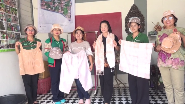 "ผ้ามัดย้อม"จากเปลือกมะพร้าว สร้างลวดลายบนผืนผ้า ทำรายได้เข้าชุมชน | เรื่องดีดีทั่วไทย | 30-04-68