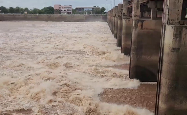 “เขื่อนเจ้าพระยา” เพิ่มการระบายน้ำแบบขั้นบันได