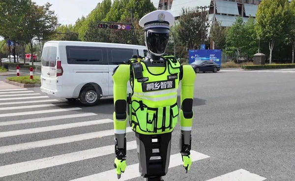 จีนเปิดตัว “หุ่นยนต์ตำรวจจราจร” พร้อมโชว์นวัตกรรม “หุ่นยนต์บริการ” ในเซินเจิ้น