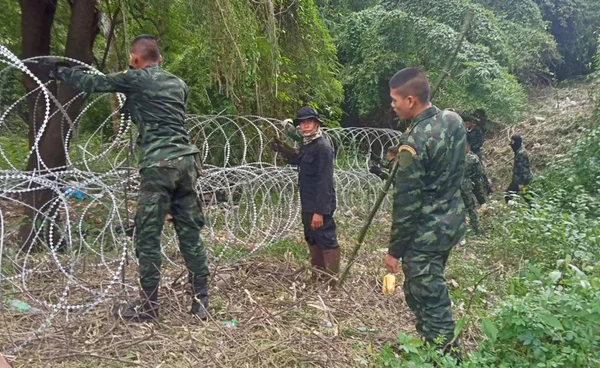 ชายแดนไทย - กัมพูชาล่าสุด กองทัพไทยวางกำลังตามแนวที่มั่น พร้อมโต้หากถูกรุกล้ำ