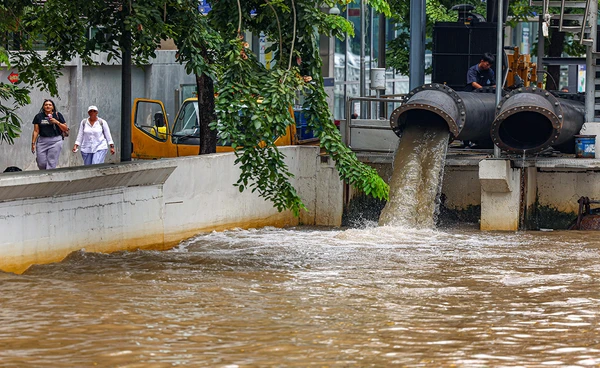 ระดับน้ำเพิ่มสูงขึ้น เฝ้าระวังฝนตกหนัก และน้ำท่วมรอการระบายในพื้นที่ชุมชน