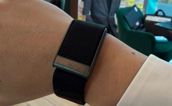 พ่อบ้านใจกล้าแชร์ประสบการณ์ใช้อุปกรณ์ติดตามสุขภาพ ภรรยาเข้าใจผิดทำเตียงเกือบหัก