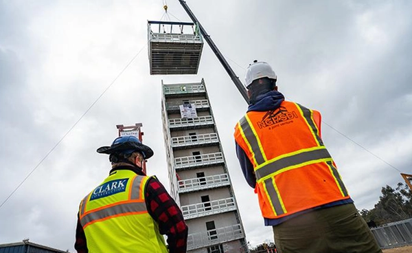 นักวิจัยแคลิฟอร์เนีย “เขย่าตึก 10 ชั้น” ทดสอบวัสดุก่อสร้างต้านแรง “แผ่นดินไหว”