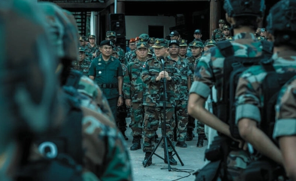 ฮุน มาเนต ในชุดทหารตรวจความพร้อมแนวหน้า แค่สร้างภาพลักษณ์ หรือ มีนัยยะทางทหาร