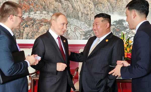 ทีมงาน คิม จอง-อึน "เช็ดเก้าอี้" หลังหารือปูติน ลบร่องรอย DNA ท่านผู้นำ 