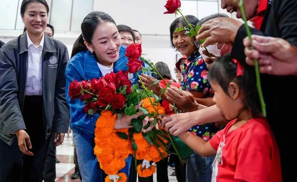 นายกฯ บินเชียงรายลุยดูน้ำท่วม - มอบถุงยังชีพ ติดตามปราบแก๊งคอลฯ 