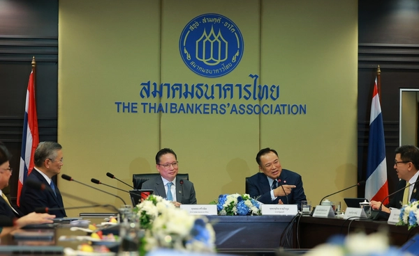 “อนุทิน” ขนรัฐมนตรีทีมเศรษฐกิจ พบสมาคมธนาคารไทย ย้ำเป็นหัวใจแก้ปัญหาสถาบันการเงิน 