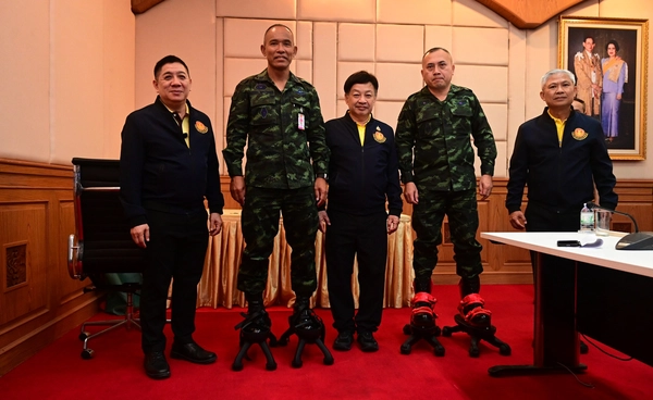 กองทัพภาคที่ 2 รับมอบ "รองเท้านิลมังกร" นวัตกรรมลดแรงระเบิดทุ่น ช่วยทหารแนวหน้าไทย-กัมพูชา