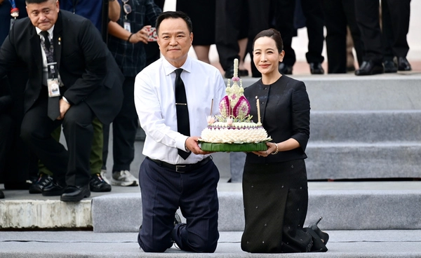 นายกฯ ควงภริยาลอยกระทง ขอพรให้ไทยเจริญรุ่งเรือง-สงบ-สามัคคี