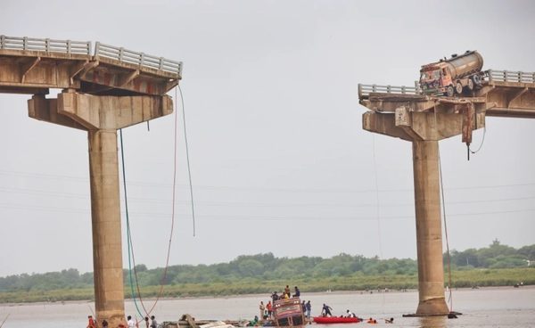 อินเดียสะพานถล่ม เสียชีวิตอย่างน้อย 9 ราย