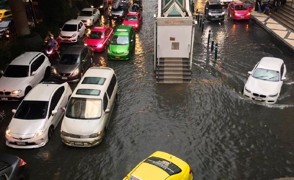 กรุงเทพฯ เมืองน้ำท่วม!   ฝนตกไม่กี่ชั่วโมง   ถนนกลายเป็นคลอง 