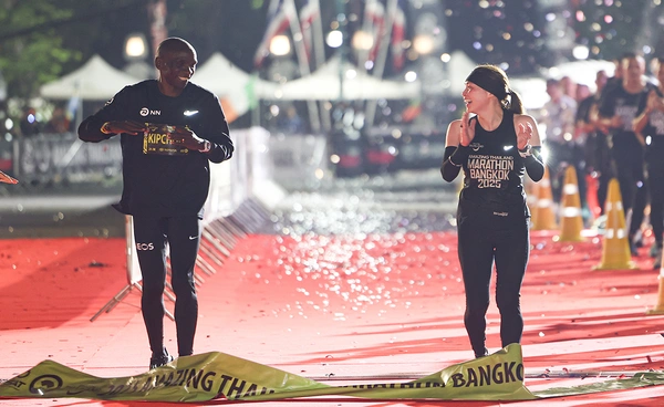 ประมวลภาพ พระราชินี ทรงวิ่ง ฮาล์ฟมาราธอน ร่วมกับ เอเลียด คิปโชเก้ ทรงใช้เวลา 2.13 ชม. ก่อนเข้าเส้นชัย