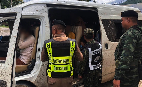 รวบแรงงานเถื่อน 49 ชีวิต อัดแน่นรถตู้ ลอบเข้าไทยจ่ายหัวละ 2 หมื่น