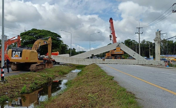 คานสะพานลอยร่วง บริเวณ บ.นาไทร จันทบุรี คาดเปิดจราจรวันนี้