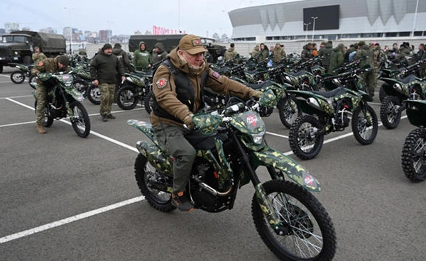 กองทัพรัสเซียปรับกลยุทธ์ใช้มอเตอร์ไซค์และรถ ATV หลบหลีกโดรนพลีชีพของยูเครน