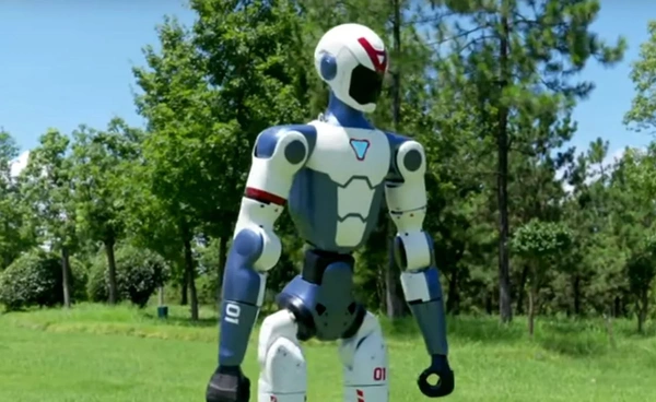 จีนเปิดตัวหุ่นยนต์ฮิวแมนนอยด์น้ำหนักเบาแต่คล่องแคล่วราคาเพียง 195,700 บาท
