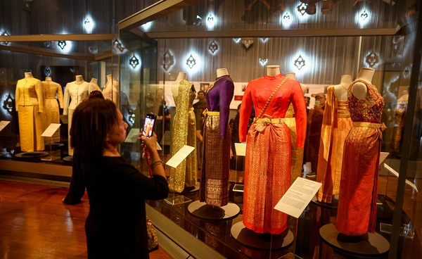 รำลึกพระมหากรุณาธิคุณด้านผ้าไทย พิพิธภัณฑ์ผ้าฯ เปิดเข้าชมฟรี ตามรอย "ชุดไทยราชนิยม" สะท้อนพระอัจฉริยภาพ ‘สมเด็จพระพันปีหลวง'