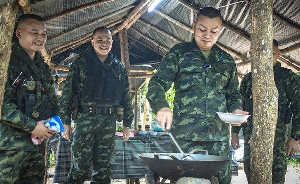 แม่ทัพภาคที่ 2 แสดงฝีมือ ตำส้มตำ ทอดไข่เจียว ร่วมทานอาหารกับกำลังพล