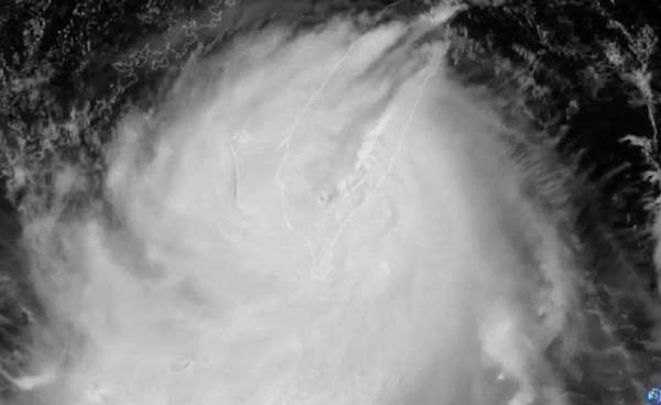 พายุ “โพดุล” อ่อนกำลัง หลังถล่มไต้หวัน ฮ่องกง จีน เตือนฝนตกต่อเนื่องจากอิทธิพลของพายุ