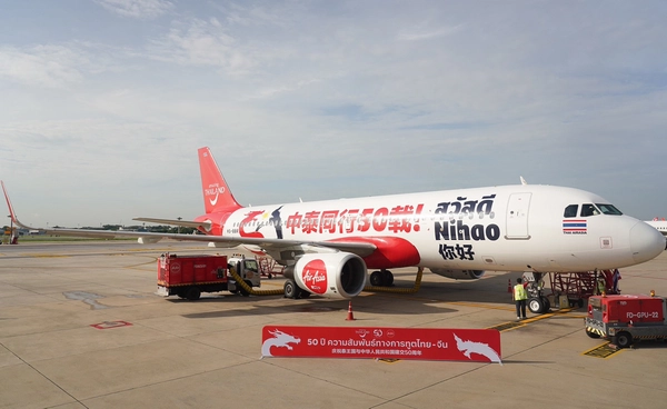 "แอร์เอเชีย" เปิดตัวลายเครื่องบินใหม่ “50 ปี ไทย-จีน”