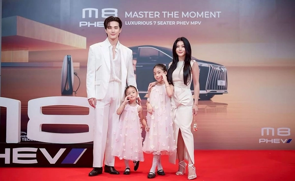 กุ๊บกิ๊บ-บี้ พาลูกสาว2คนออกงานจริงจังครั้งแรก ออร่าซุปตาร์จับทั้งบ้าน!