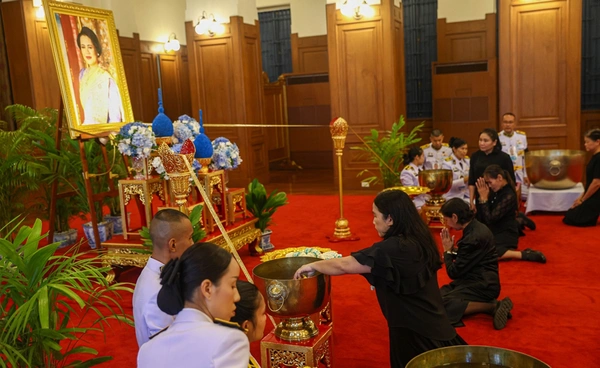 พสกนิกรกว่า 3,000 คน ร่วมถวายน้ำสรงพระบรมศพ เบื้องหน้าพระฉายาลักษณ์ฯ