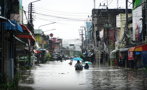 "น้ำท่วมภาคใต้" อ่วม เศรษฐกิจ Q4 ส่อหลุดเป้า "กูรู" มองฉุดท่องเที่ยว ส่วนภาพรวมปี 69 ฟื้นยาก