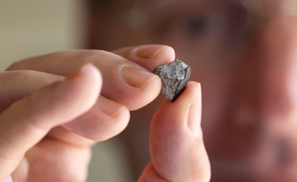 นักวิทยาศาสตร์พบอุกกาบาตที่ตกใส่หลังคาบ้านในสหรัฐฯ มีอายุเก่าแก่กว่าโลก