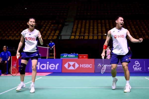 ฟอร์มสุดยอด!  "บาส-เฟม" ผงาดแชมป์ สิงคโปร์ โอเพ่นฯ