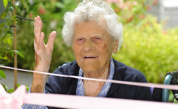 "ไม่โต้เถียงกับใคร" เคล็ดลับอายุยืนของคุณยายอังกฤษวัย 116 ปี 