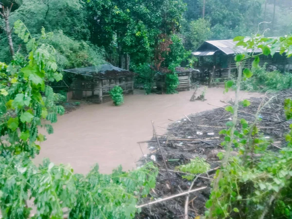 ฝนถล่ม แม่สะเรียง-สบเมย เตือนระวังน้ำป่าหลากท่วม