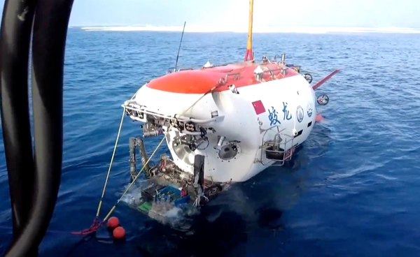 จีนสร้างประวัติศาสตร์ ส่ง “เรือดำน้ำมีคนขับ” คู่ “ยาน ROV” สำรวจทะเลอาร์กติก 