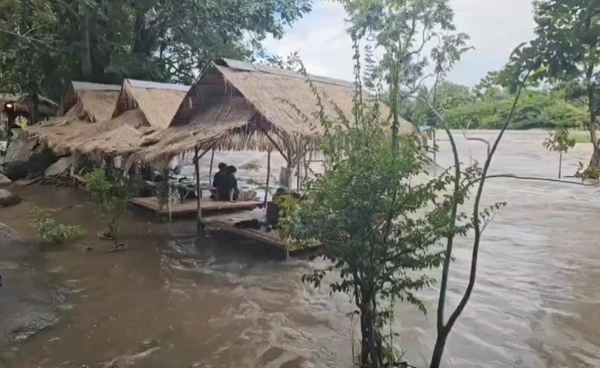 นครสวรรค์ฝนตกหนัก ห้ามนักท่องเที่ยวลงเล่นน้ำแก่งเกาะใหญ่