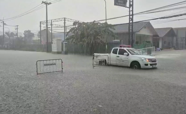 ฝนถล่ม “พัทยา”  น้ำทะลักท่วมหลายจุด