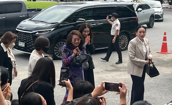 "แพทองธาร" และครอบครัวเข้าเยี่ยม "ทักษิณ" ที่เรือนจำกลางคลองเปรม