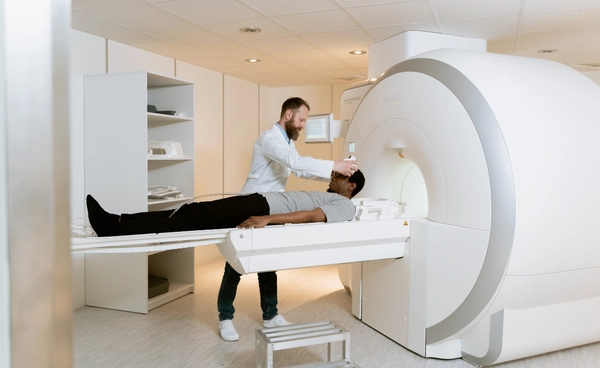 ชายอเมริกันถูกดูดกระแทกเครื่อง MRI เสียชีวิต หลังสวมโซ่ยกน้ำหนักที่คอ