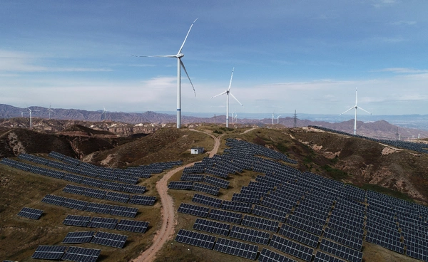 จับตา “จีน” ผงาด ขึ้นแท่นผู้นำพลังงานสะอาดโลก ส่วน “สหรัฐฯ” ถอยหลังสู่ยุคถ่านหิน