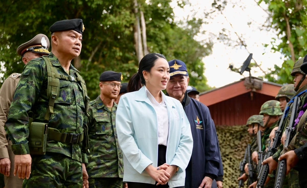 นายกฯ เดินทางถึงอุบลฯ แม่ทัพภาคที่ 2 ให้การต้อนรับ