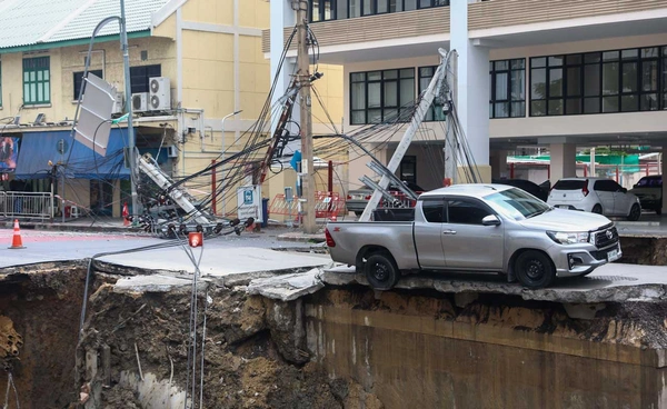 เขตดุสิตออกประกาศห้ามเข้า-ห้ามใช้อาคาร บริเวณใกล้เคียงจุดถนนทรุดหน้าวชิรพยาบาล