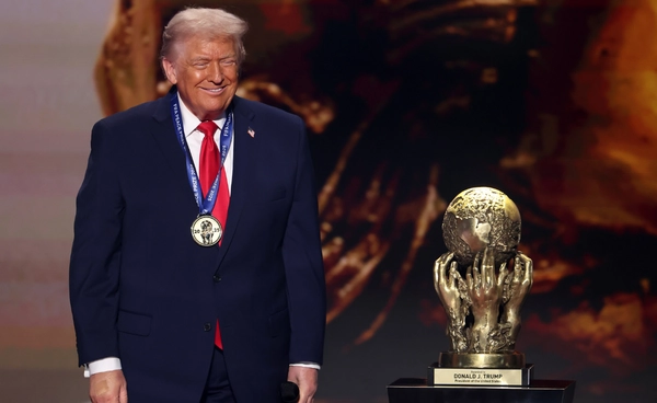 ประธานฟีฟ่ามอบบรางวัล "สันติภาพ" ให้ทรัมป์ก่อนพิธีจับสลากฟุตบอลโลกรอบสุดท้าย