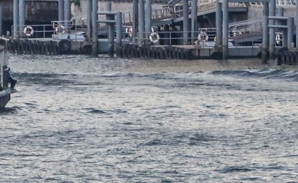 ผู้ว่าฯ กทม. สั่งเฝ้าระวังสถานการณ์น้ำ-เรียงกระสอบทรายป้องกันชุมชนนอกคันกั้นน้ำ 