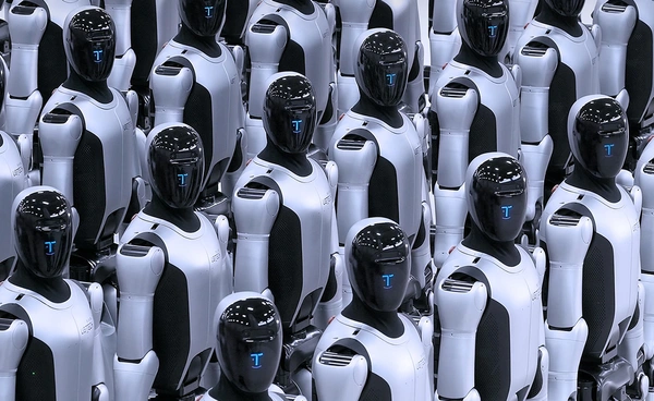 กองทัพ “หุ่นยนต์จีน” Walker S2 เดินทัพพร้อมกัน จุดประเด็นภาพจริงหรือ CGI ?