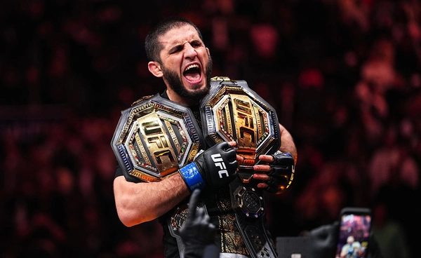 มาคาเชฟ คว้าแชมป์โลก 2 รุ่น! ไล่ปล้ำอัด แมดดาเลนา ครองบัลลังก์เวลเตอร์เวต UFC 322